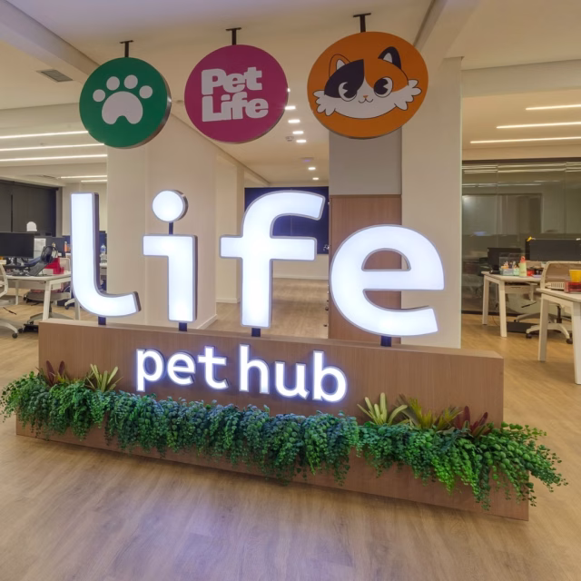 Projeto Corporativo - Life Pethub @petlife.com.br 
Metragem: 635,00m²
Localização: Savassi, Belo Horizonte
Arquitetura: @leticialonguinho.design 
Obra Civil: @construtora_prs
Fotografia: @hqueiroga 
Acesse nosso site e conheça nosso portfólio
www.construtoraprs.com.br